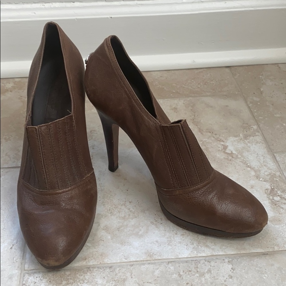 Women’s 8.5 brown leather BCBG bootie